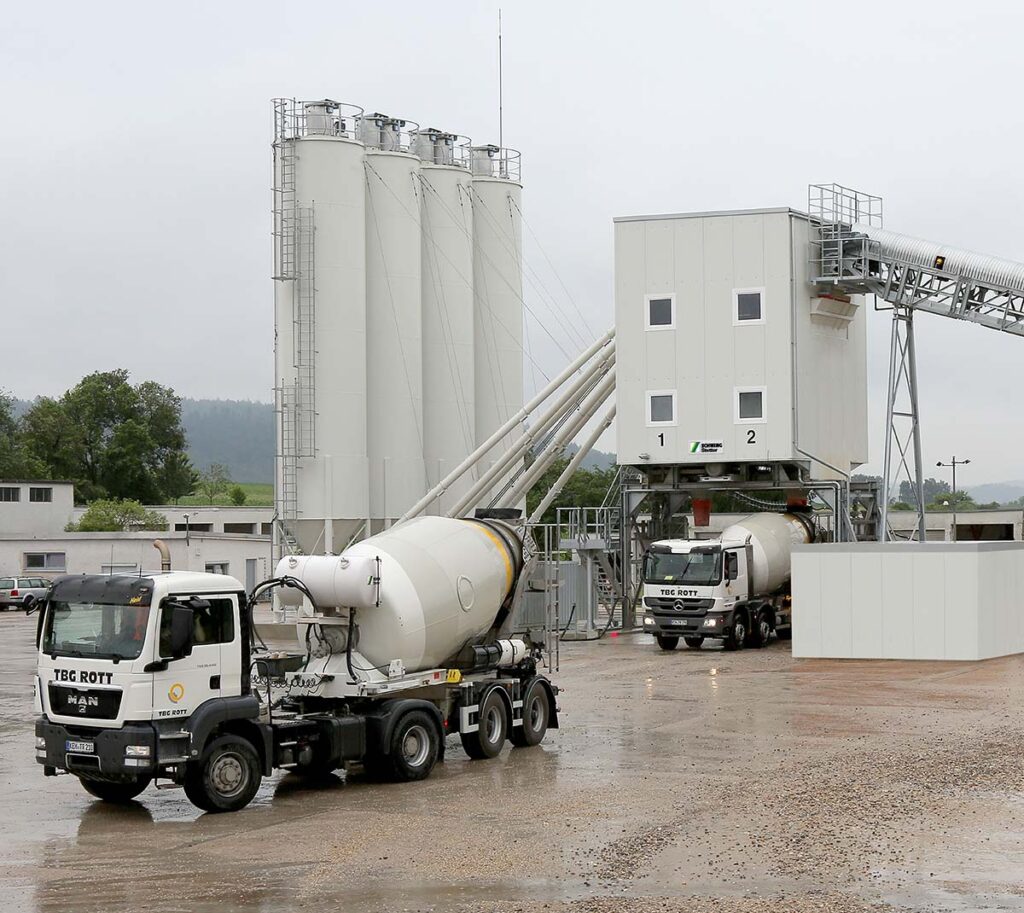 camiones-en-planta-cargando-hormigon-o-autonivelante