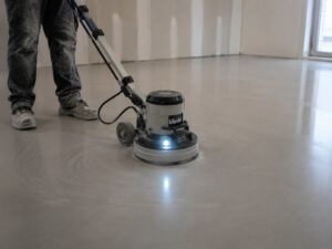 lijado de soporte con maquina de pulido suelo de terrazo
